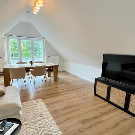 4 Zi. Dachgeschoss Wohn. Fur Ganze Familie Apartment